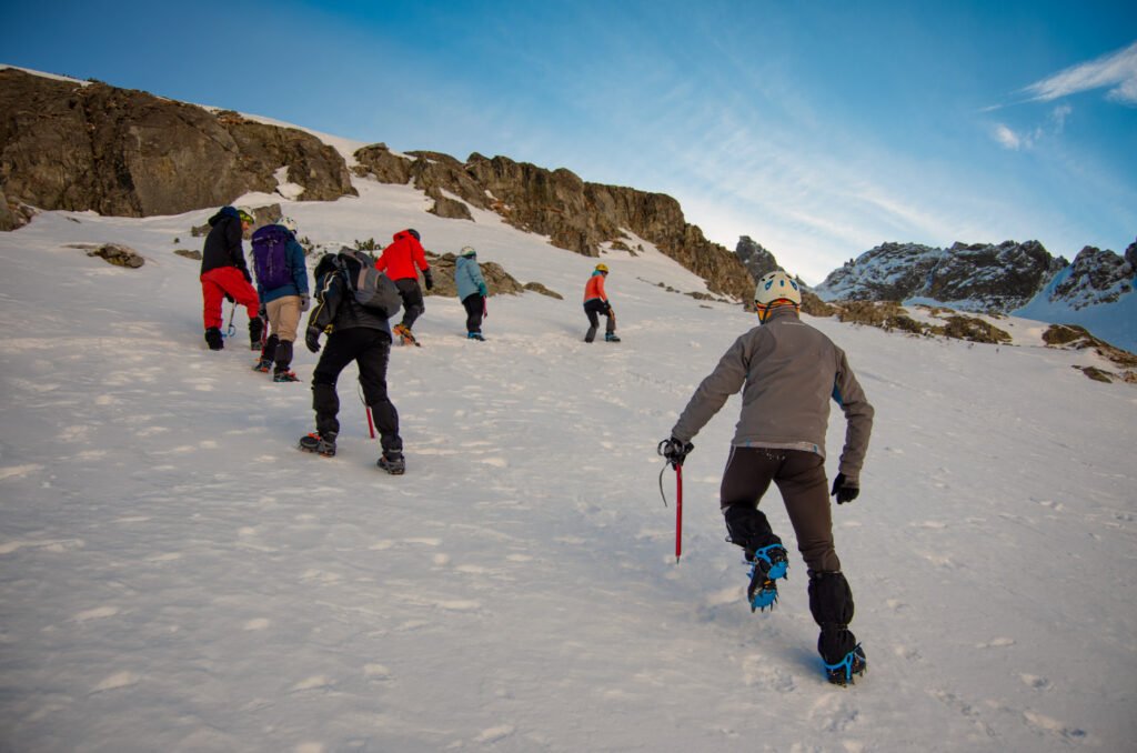 Pięć umiejętności przed zimowymi wyprawami w Tatry - nauka chodzenia w rakach