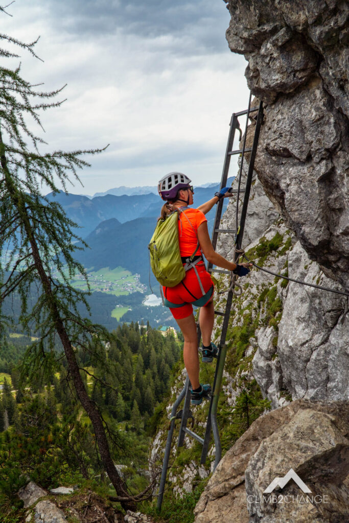 na ferratach często znajdują się także stalowe klamry, stopnie, drabinki czy mostki linowe, które pomagają pokonać najbardziej strome i eksponowane fragmenty ściany