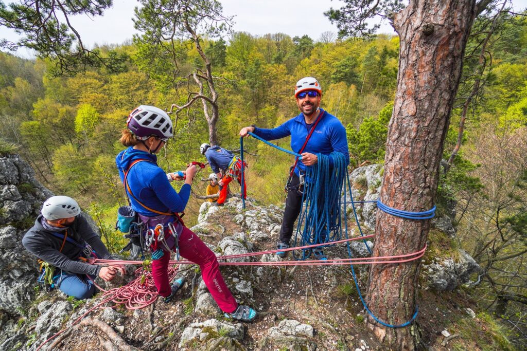 Kurs wspinaczki skalnej PZA - zajęcia na drogach wielowyciągowych i budowa stanowisk zjazdowych z naturalnych punktów
