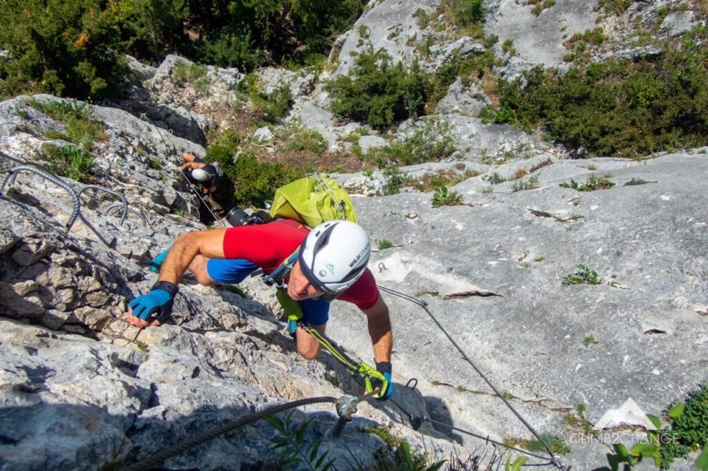 Via ferrata z fragmentem o trudności D - bardzo trudna, przepaścista, z dodatkowymi ułatwieniami