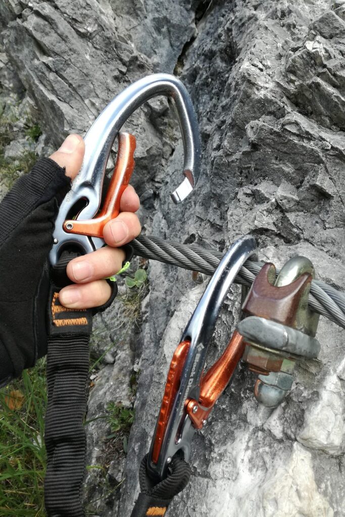 asekuracja na via ferracie za pomocą lonży do via ferrat