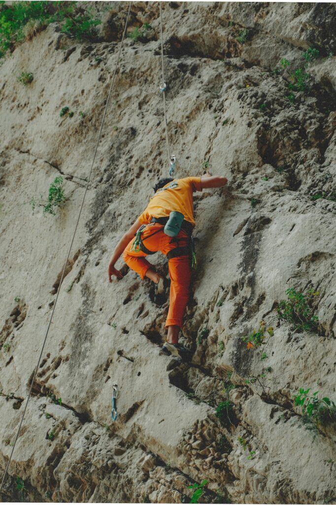 asekuracja podczas wspinaczki za pomocą liny i ekspresów