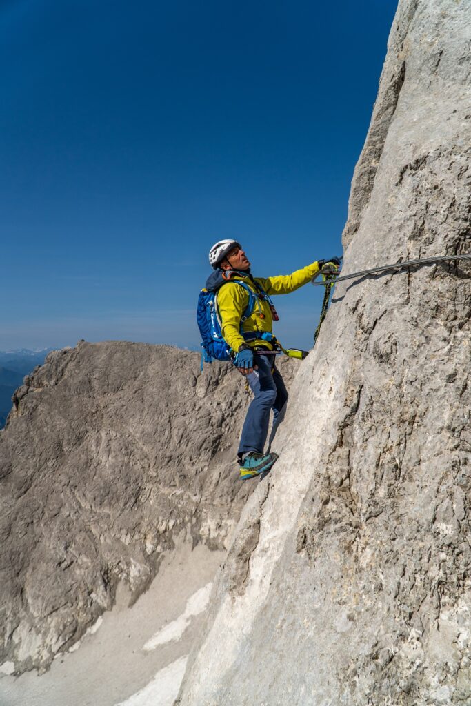 najczęstsze błędy na via ferratach - na via ferratach asekuracja w skale jest zainstalowana na stałe